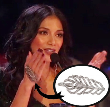 Nicole Scherzinger usa uma pusleira de mão bem chamativa enquanto participa do campo de jurados do The X-Factor